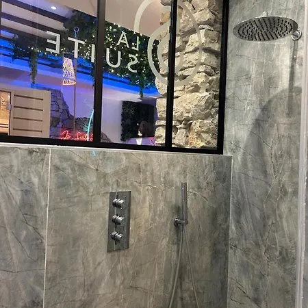 La 2 Jaccuzzi Et Sauna Privatif Liefdeshotel Grenoble