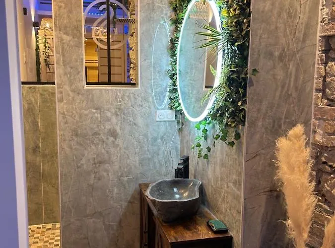 La 2 Jaccuzzi Et Sauna Privatif Liefdeshotel Grenoble